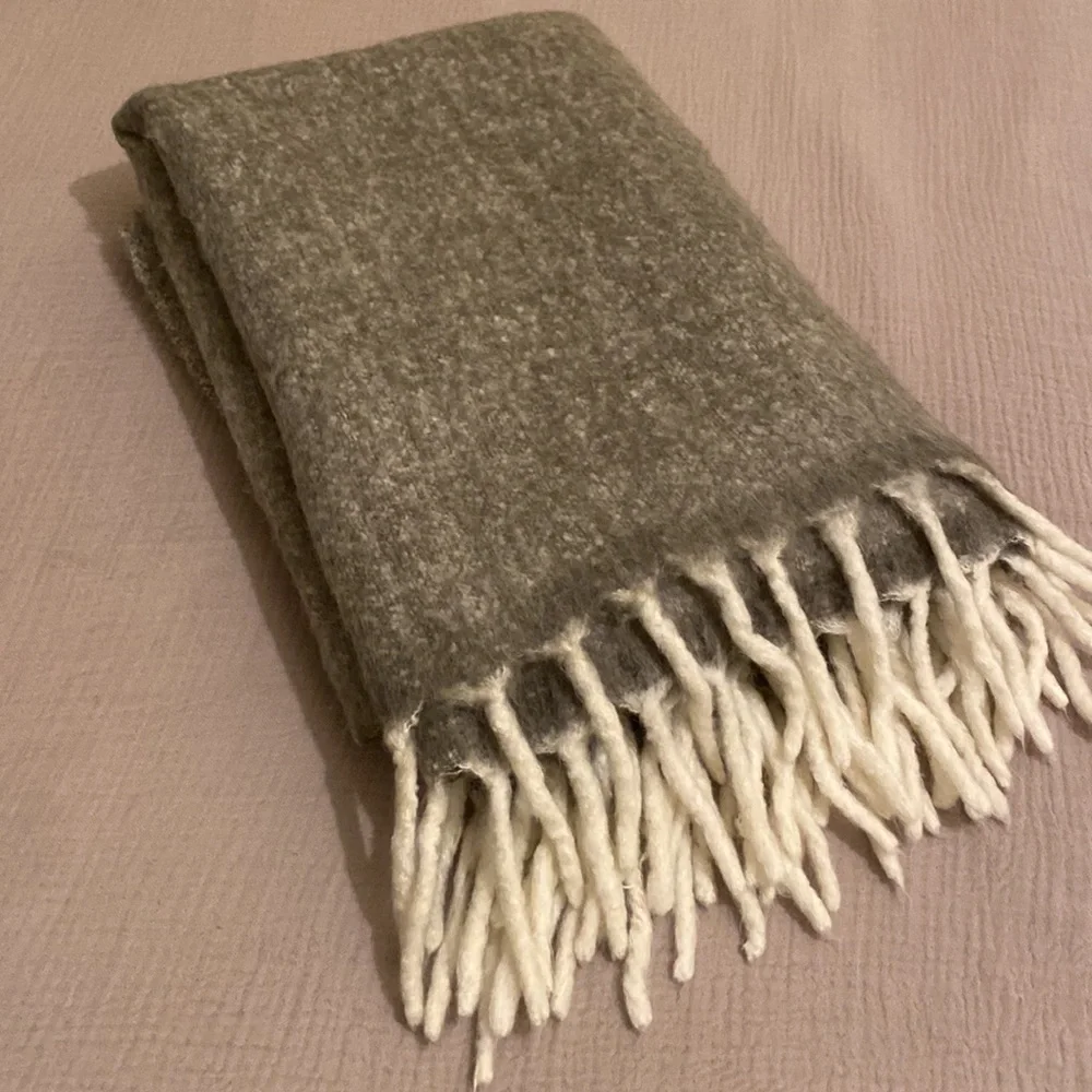 H&M Wool Blend Cozy Gray and Cream Throw Blanket.  Size 51”67”